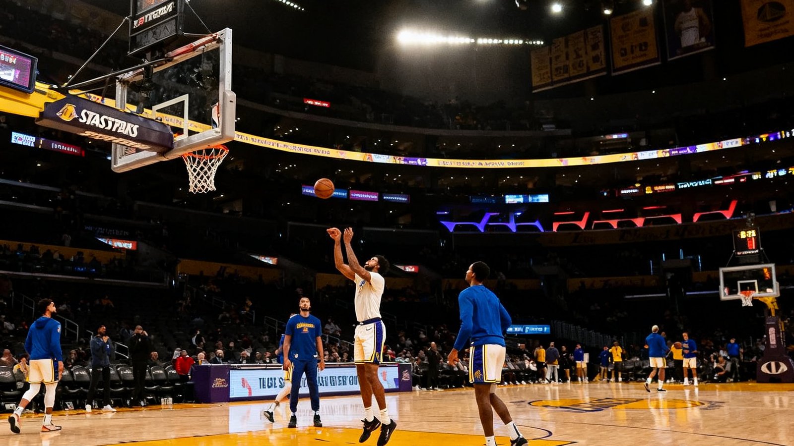 NBA常规赛洛杉矶湖人主场对阵金州勇士，斯台普斯中心灯光亮起，球员正在热身投篮准备比赛